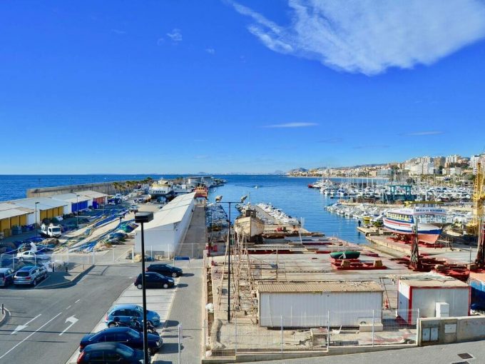 Ref BSPCI-518, A 105m2 beach front bungalow with parking, pool and sea views for sale in Villajoyosa, Alicante, Spain.