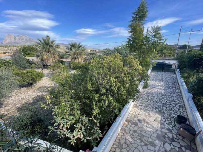 Ref BSPCI-642, A 373m2 detached villa with swimming pool for sale in Villajoyosa, Alicante, Spain.
