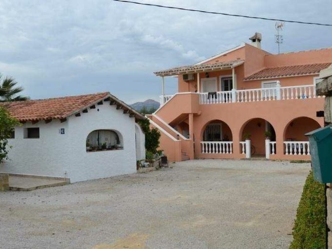 Ref BSPCI-146, A 200m2 detached villa with large plot and swimming pool for sale in Villajoyosa, Alicante, Spain.