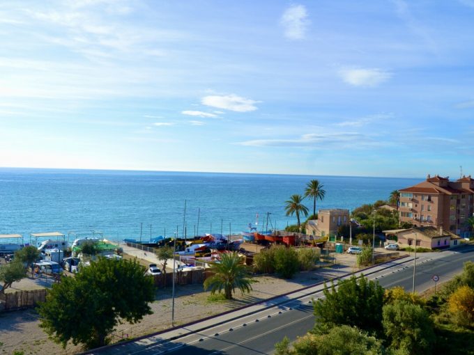 Ref BSPCI-696, A 150m2 large beach apartment with parking, pool and sea views for sale in Villajoyosa, Alicante, Spain.