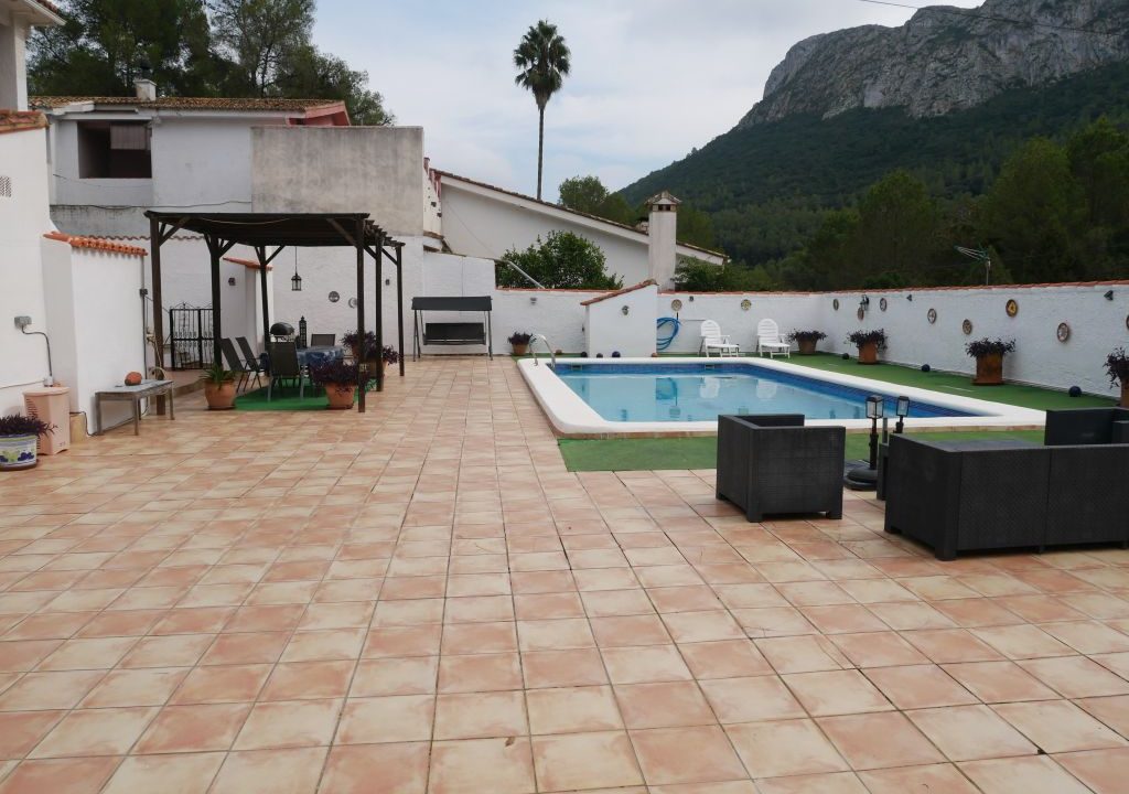335m2 5 bedroom villa with large pool for sale in La Drova Barx Valencia Spain15