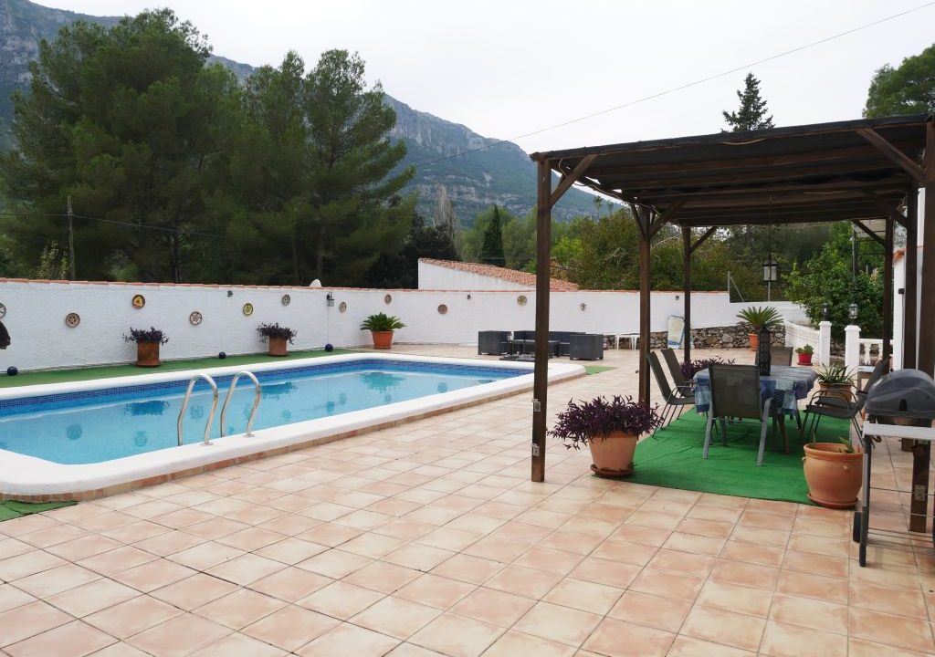 335m2 5 bedroom villa with large pool for sale in La Drova Barx Valencia Spain19